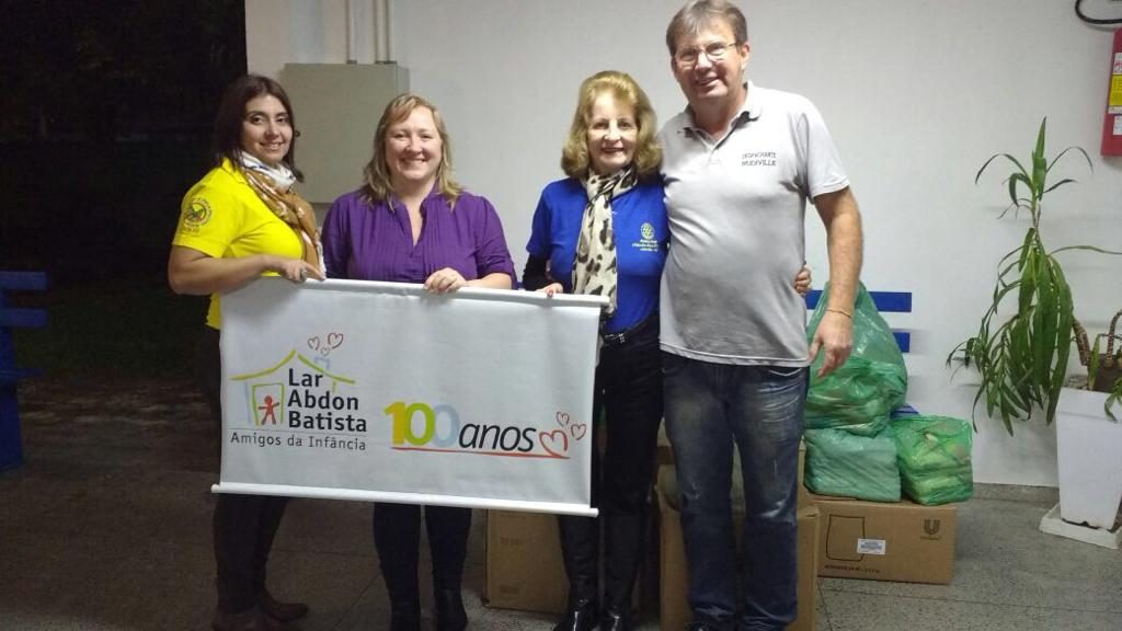 Doação de alimentos ao lar Abdon Batista